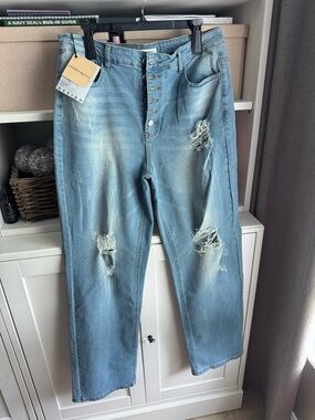 Distressed Light Blue Woman’s/Men’s Jeans